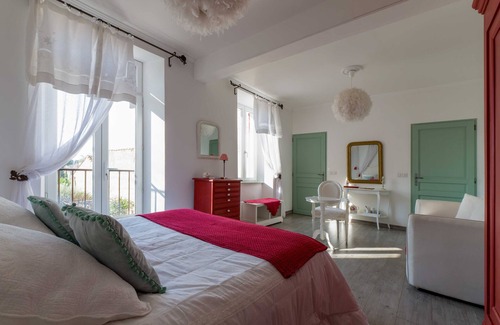 Chateauneuf-de-Gadagne Bed & Breakfast | Room 'Angevine' with Shared Pool, Wi-Fi and Air Conditioning