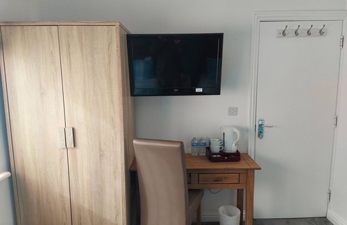 Brent House | Room-apple House Wembley Twin Room Share