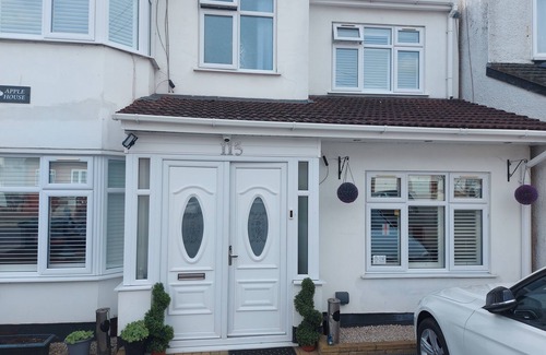 Brent House | Room-apple House Wembley Twin Room Share