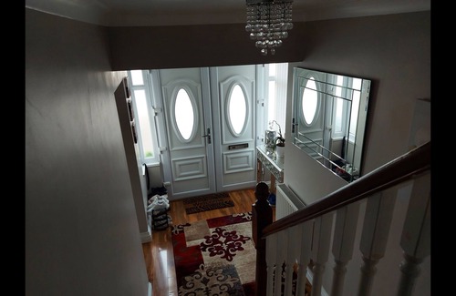 Brent House | Room-apple House Wembley Twin Room Share