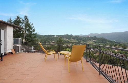 Beverino Apartment | Room 'Corniglia' with Mountain View, Shared Terrace and Air Conditioning