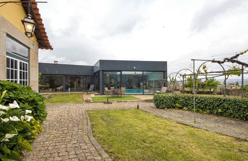 Moimenta da Beira Apartment | Room 'Family' with Shared Garden and Wi-Fi