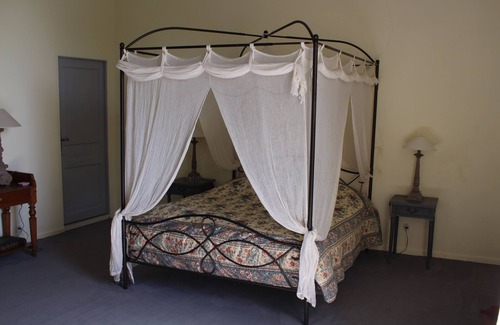 Cahuzac Bed & Breakfast | Room in Former Convent