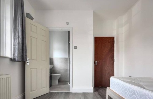 Cricklewood House | Room in Guest Room - Limehouse Townhomes Modern Spacious Double Room