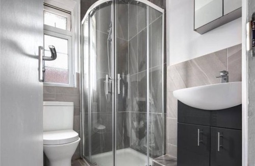 Cricklewood House | Room in Guest Room - Limehouse Townhomes Modern Spacious Double Room