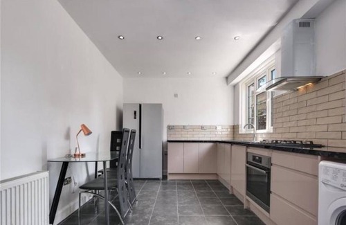 St. Dunstan's House | Room in Guest Room - Limehouse Townhomes Modern Spacious Serviced Double Room