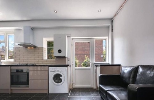Tower Hamlets House | Room in Guest Room - Limehouse Townhomes Modern Spacious Serviced En-suite Room