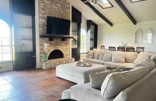 Leon Valley House | Room in Shared Mansion home Near Methodist Hospital