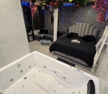 Saint-Denis Hotel | Room & Jacuzzi - Stade de France