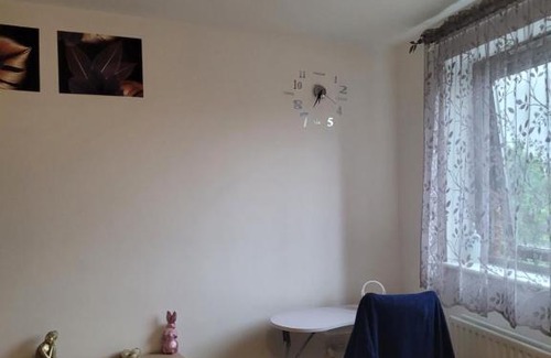 London Borough of Hounslow House | Room near Heathrow Airport