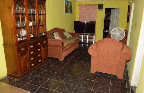 Caribbean Estates House | Room on a Budget