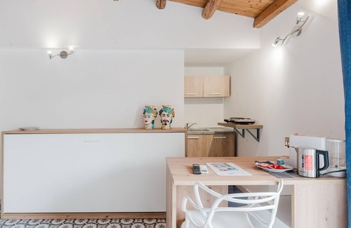 Montallegro Apartment | Room 'Panarea' with Balcony, Wi-Fi and Air Conditioning