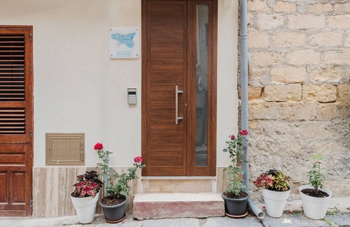 Montallegro Apartment | Room 'Panarea' with Balcony, Wi-Fi and Air Conditioning