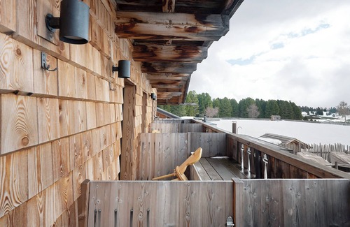 Villandro Apartment | Room 'Rot' with Shared Terrace, Shared Garden and Wi-Fi
