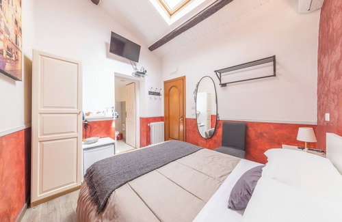 Rione VII Regola House | Room-small Double Room in History House