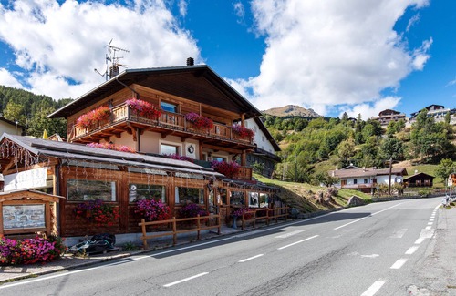 Torgnon Apartment | Room 'Tantané' with Mountain View, Shared Garden and Wi-Fi