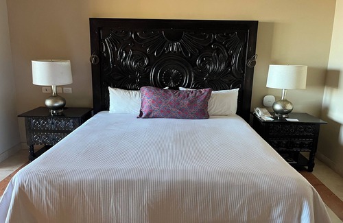 Paraiso Escondido Resort | Room with a view of the Pacific and a private Jacuzzi at Sunset Beach Resort