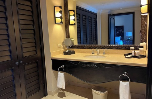 Paraiso Escondido Resort | Room with a view of the Pacific and a private Jacuzzi at Sunset Beach Resort