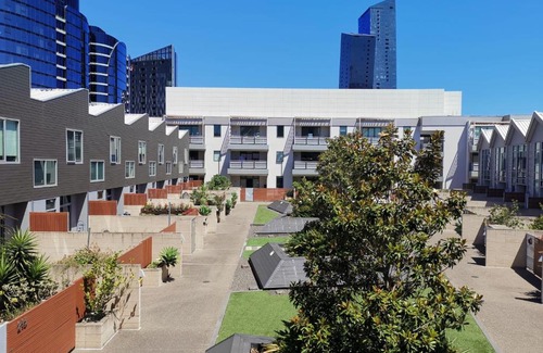Docklands House | Room with king-size bed close to Melbourne CBD & Southern Cross Station