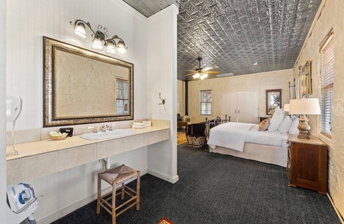Comfort Hotel | Room with One King Bed, microwave, mini-fridge, and porch
