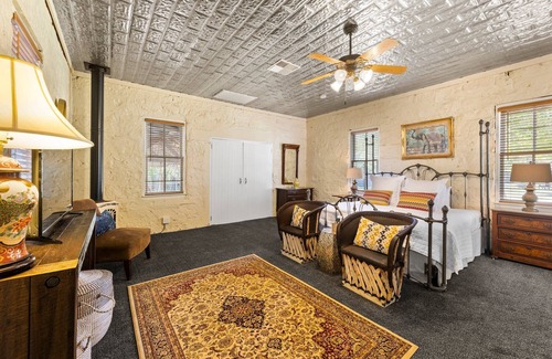 Comfort Hotel | Room with One King Bed, microwave, mini-fridge, and porch