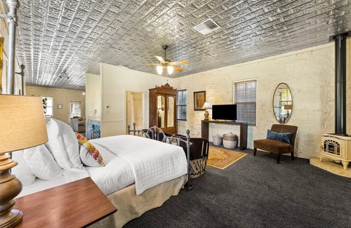 Comfort Hotel | Room with One King Bed, microwave, mini-fridge, and porch