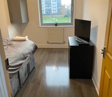 Greenwich House | Room with Shared Kitchen and Living Room in South East London by the Riverside