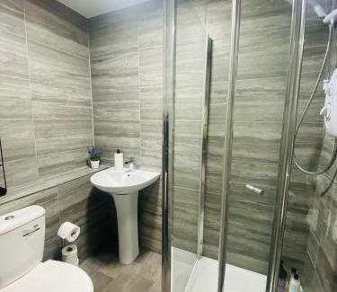 Peterborough Apartment | Roomello City Studios
