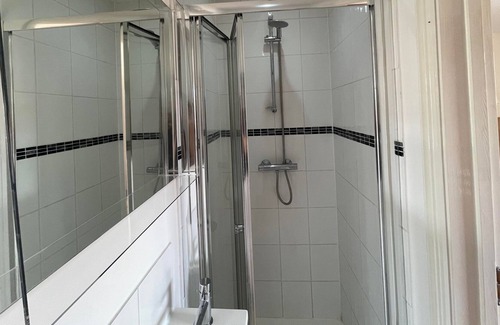 Byfleet Apartment | Rooms to rent in local pub in the heart of Byfleet!