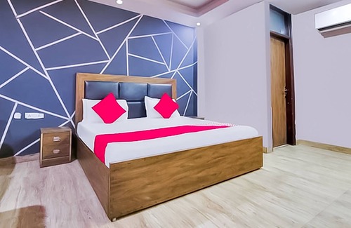 Delhi Hotel | Roomshala 121 Hotel Classic