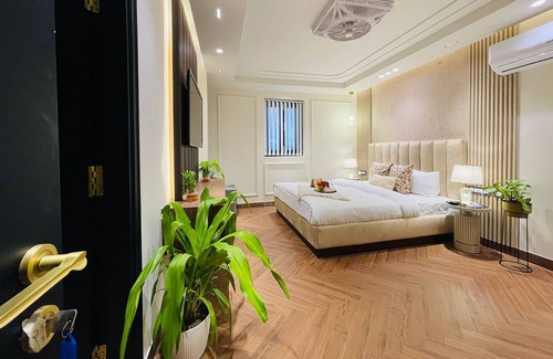 Saket Hotel | Roomshala 134 Premium Rooms Saket
