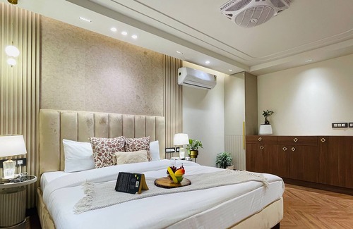 Saket Hotel | Roomshala 134 Premium Rooms Saket