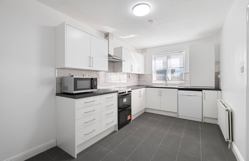 Hale Apartment | Roomy 3 bedroom house, 2 baths Mill Hill