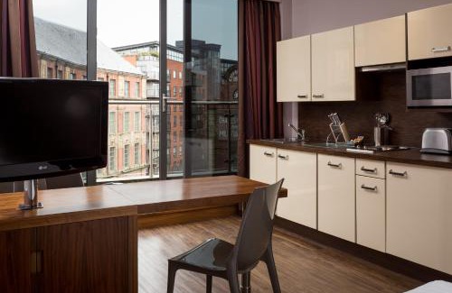 Leeds City Center Apartment | Roomzzz Leeds City