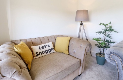 Ellerker Cottage | ROSE DENE, pet friendly, with a garden in South Cave
