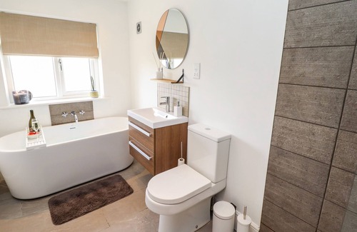 Ellerker Cottage | ROSE DENE, pet friendly, with a garden in South Cave