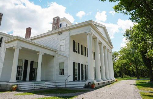 Geneva House | Rose Hill Cottage Lake Views & Mansion Grounds