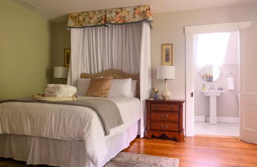 Versailles Hotel | Rose Hill Inn