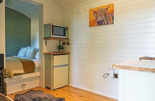 Chipstead Apartment | Rose Hut Hideaway - Uk50233