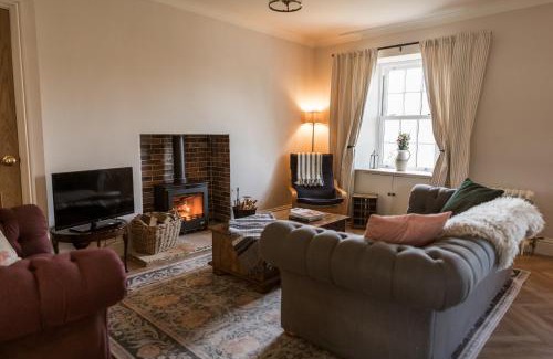 Gartocharn House | Rosebank Cottage - Hot Tub & Log Stove