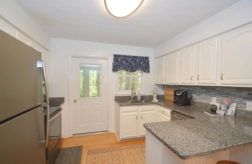 Hedgesville Cabin | Rosies Creekside Retreat - 3 BR Escape!