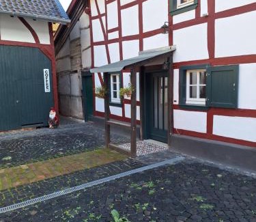 Kommern House | Rosige Zeiten, Ferien im Fachwerkhof