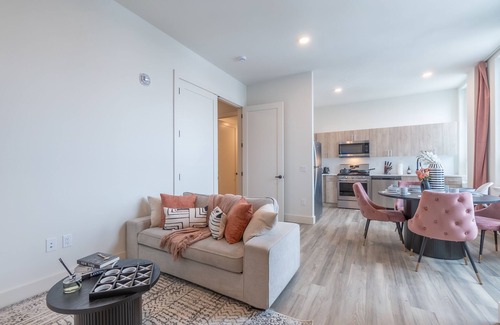 Central Business District Apartment | Rosy Retreat with NYC Views by the train! Free Parking+3 beds. ✨20% OFF 7days✨