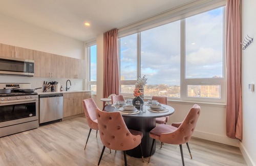 Central Business District Apartment | Rosy Retreat with NYC Views by the train! Free Parking+3 beds. ✨20% OFF 7days✨