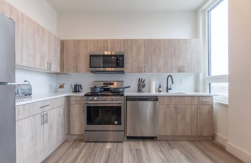 Central Business District Apartment | Rosy Retreat with NYC Views by the train! Free Parking+3 beds. ✨20% OFF 7days✨
