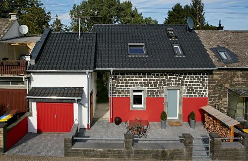 Kottenheim House | Rotes Bienenhaus