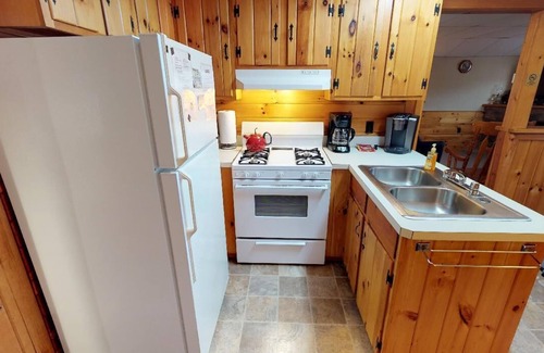 Sabinsville Resort | Rough Cut Lodge - Suite 1 with balcony and hot tub