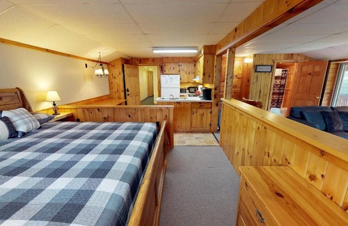 Sabinsville Resort | Rough Cut Lodge - Suite 1 with balcony and hot tub