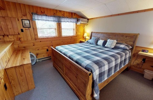Sabinsville Resort | Rough Cut Lodge - Suite 1 with balcony and hot tub