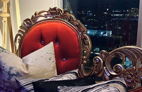 Uptown Apartment | Royal and romantic skyrise in the Galleria Houston area